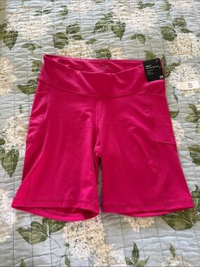 🚴‍♀️ NWT Gap women’s high rise bike short. Size L.